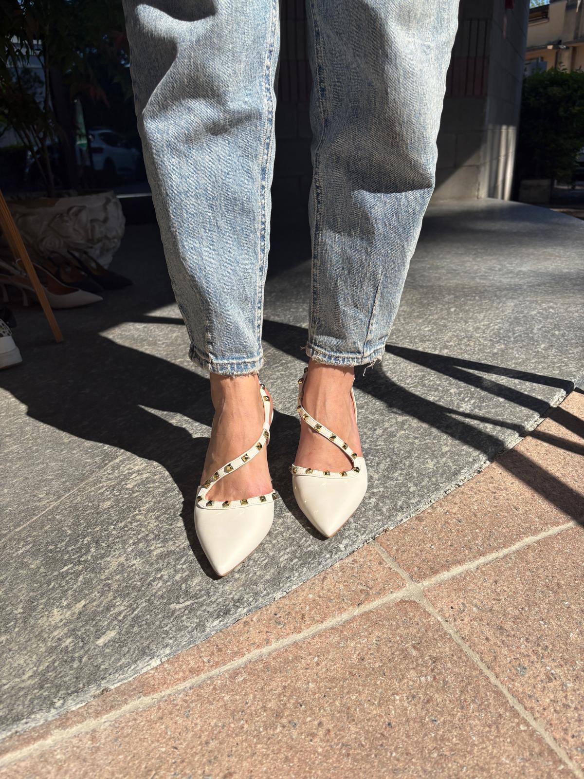 Slingback burro in ecopelle con borchie dorate
