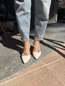 Slingback burro in ecopelle con borchie dorate