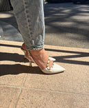 Slingback burro in ecopelle con borchie dorate