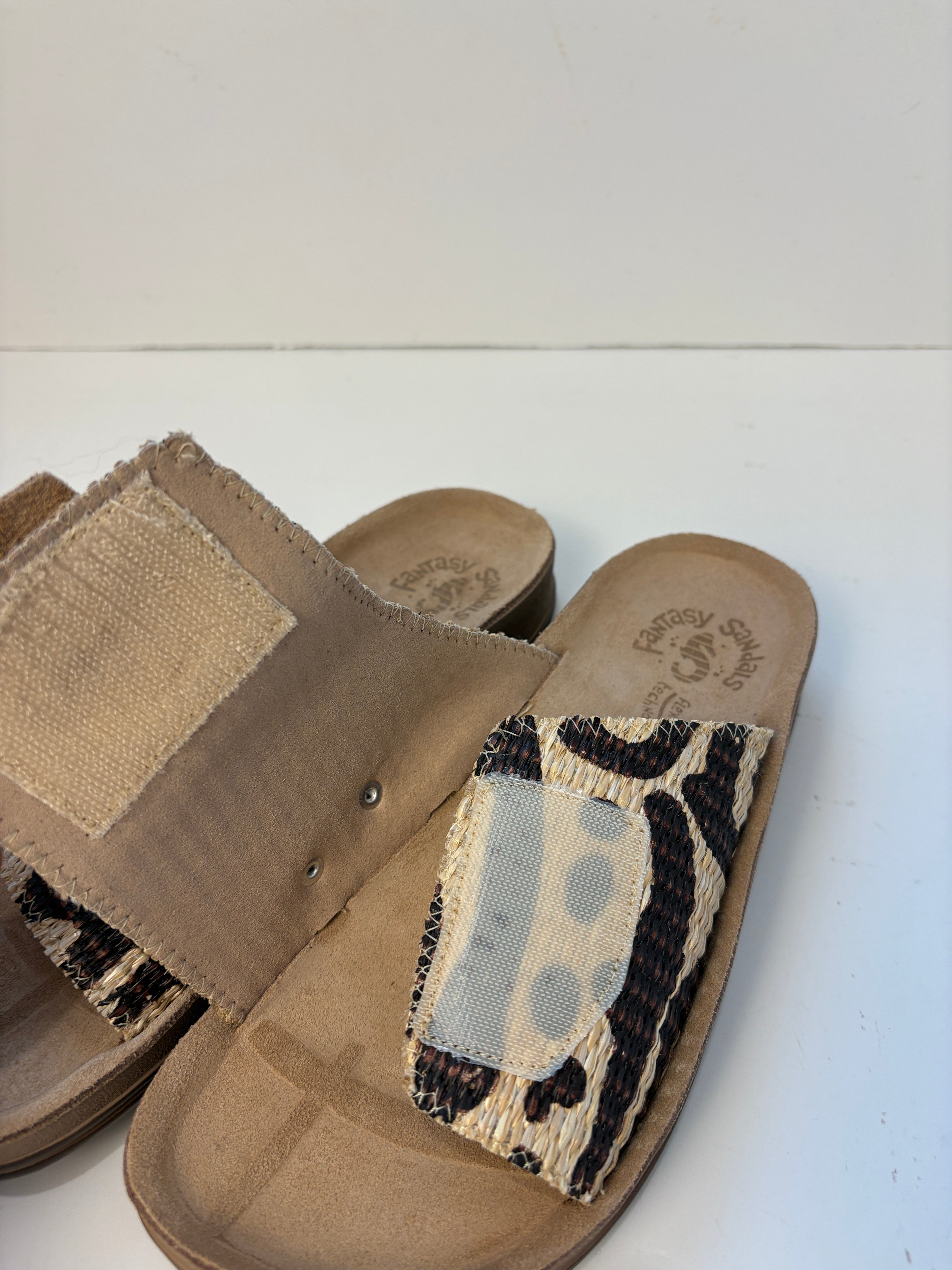 Ciabatta brown africana con velcro e rafia