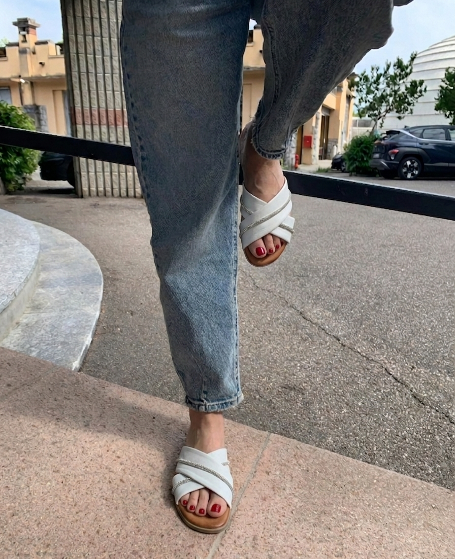 Ciabatta in nappa con strass e fasce incrociate