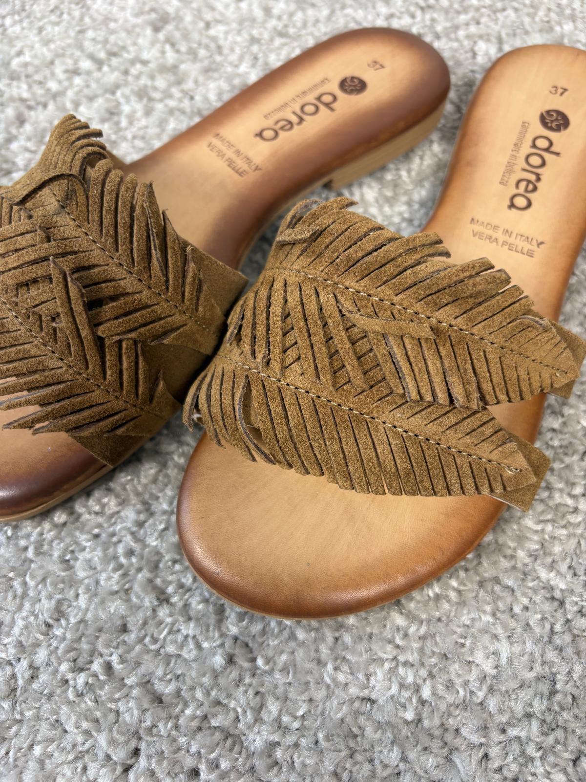 Ciabattina in camoscio con fascia effetto foglie