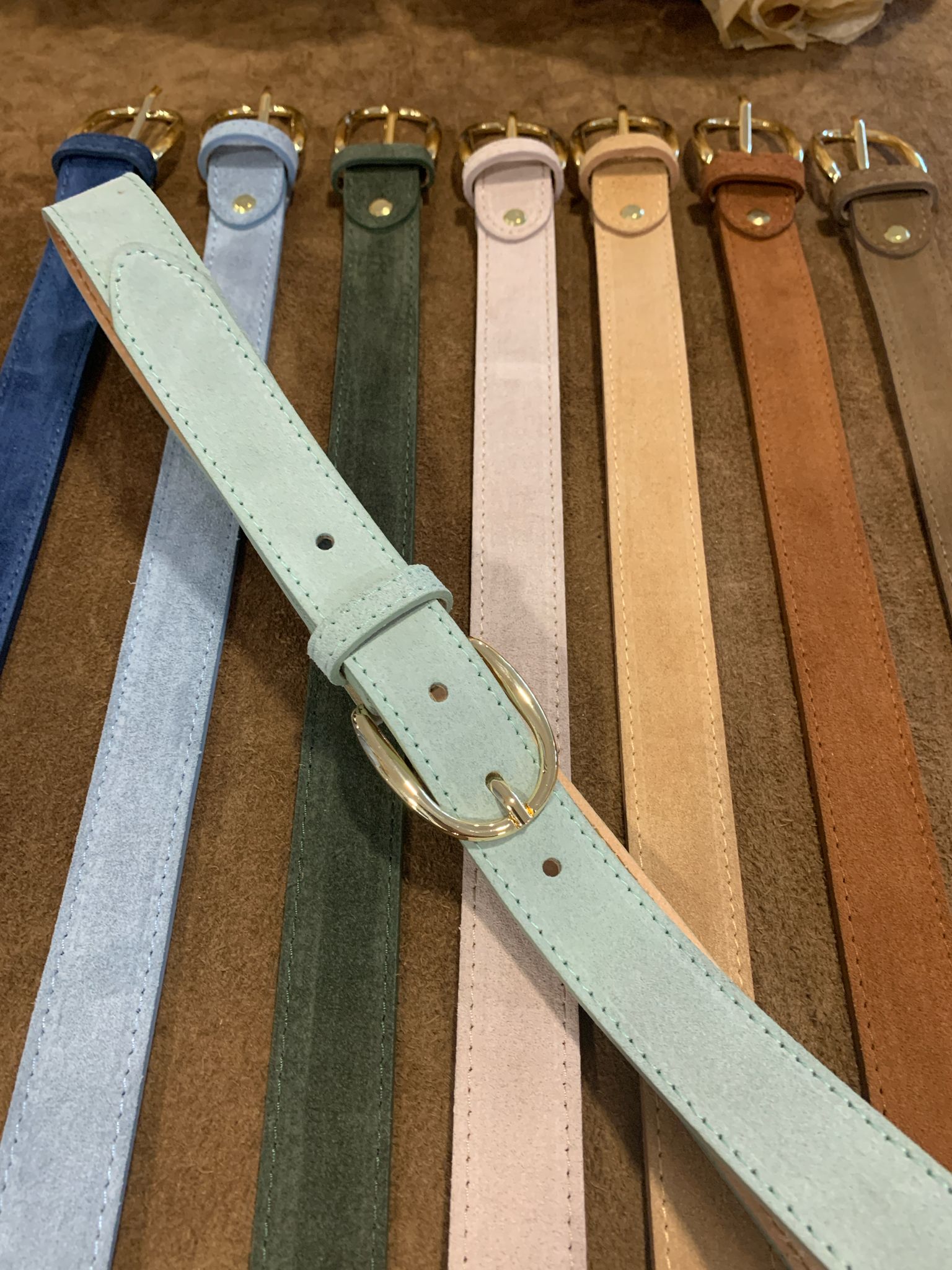 Cintura in pelle camoscio con fibbia oro