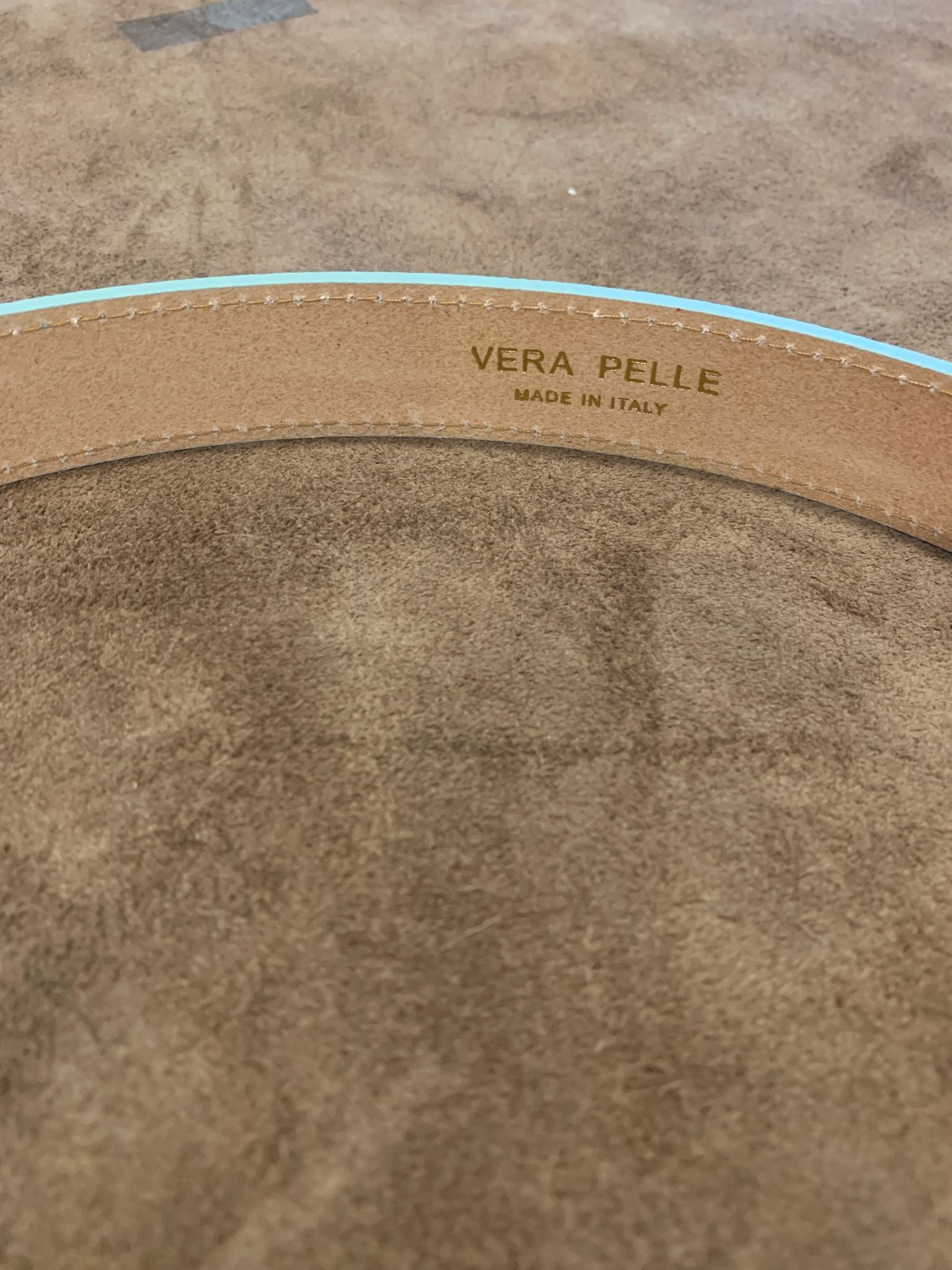 Cintura in pelle camoscio con fibbia oro
