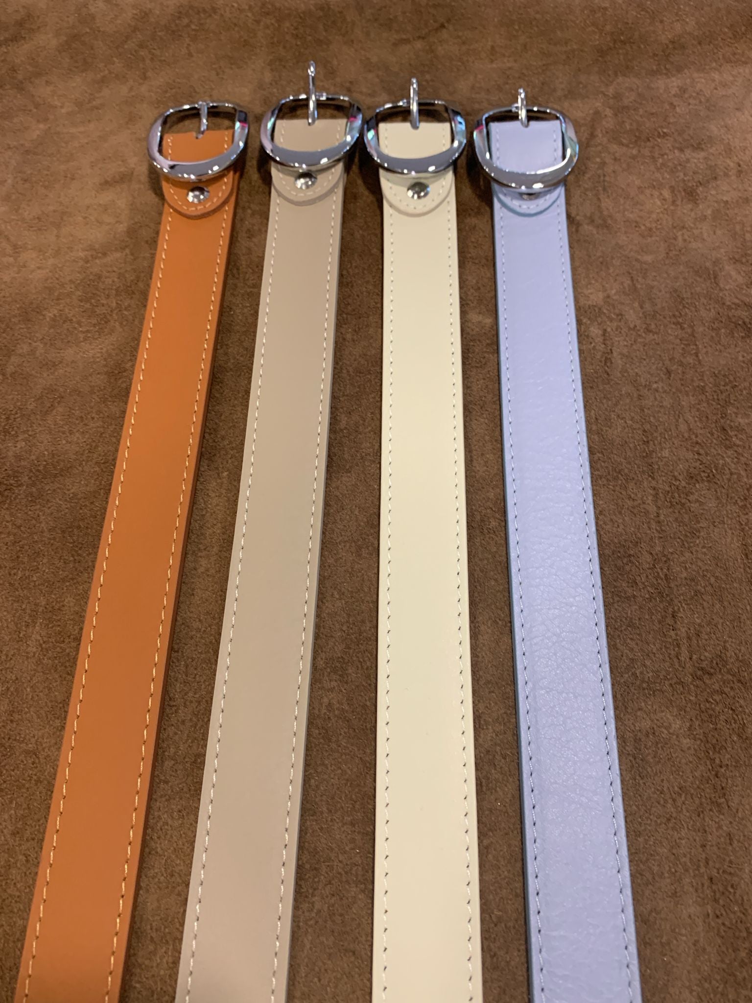 Cintura in pelle liscia con fibbia argento