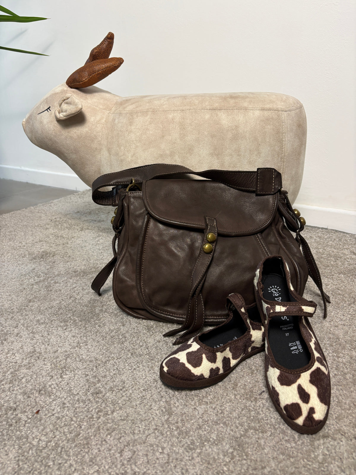 Borsa a spalla in pelle testa di moro con patta e cerniera