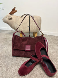 Borsa in pelle scamosciata con patta e dettagli in pelle