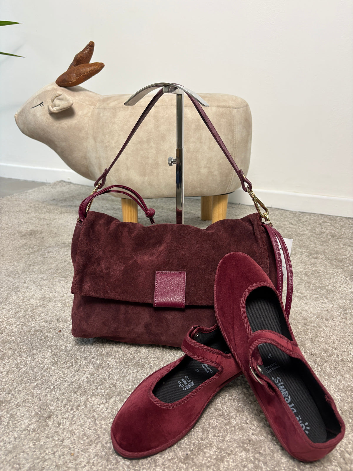 Borsa in pelle scamosciata con patta e dettagli in pelle