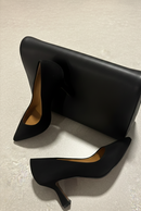 Décolleté Barbara nera in pelle o camoscio con scollo a V