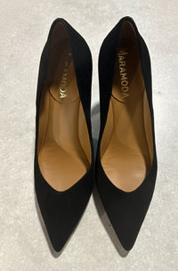 Décolleté Barbara nera in pelle o camoscio con scollo a V