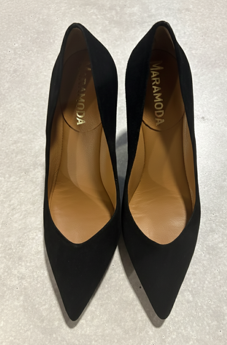 Décolleté Barbara nera in pelle o camoscio con scollo a V