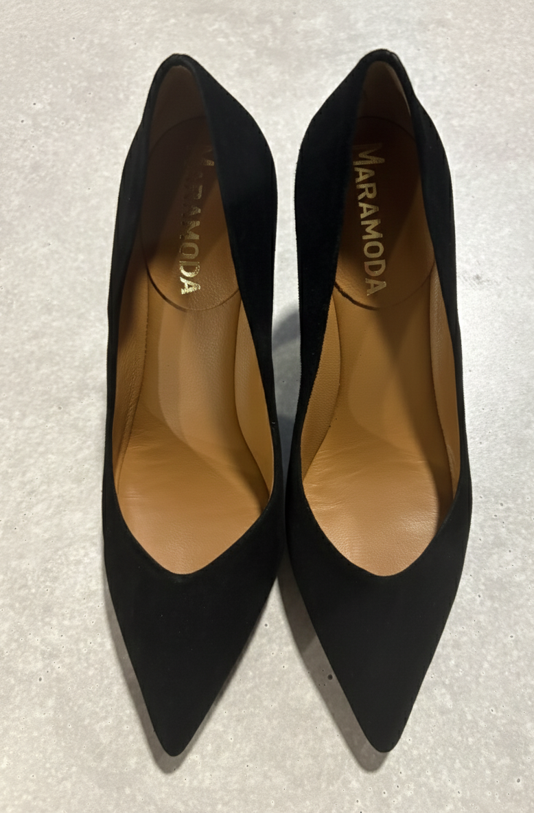 Décolleté Barbara nera in pelle o camoscio con scollo a V