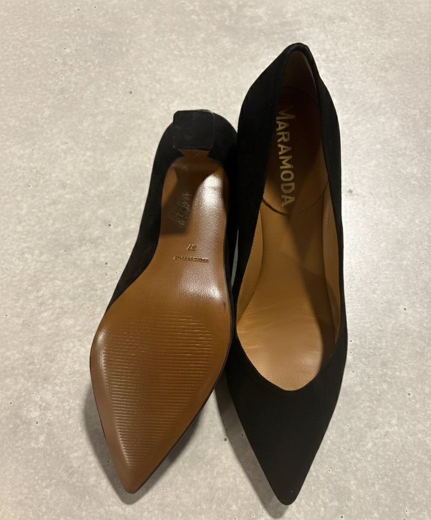 Décolleté Barbara nera in pelle o camoscio con scollo a V