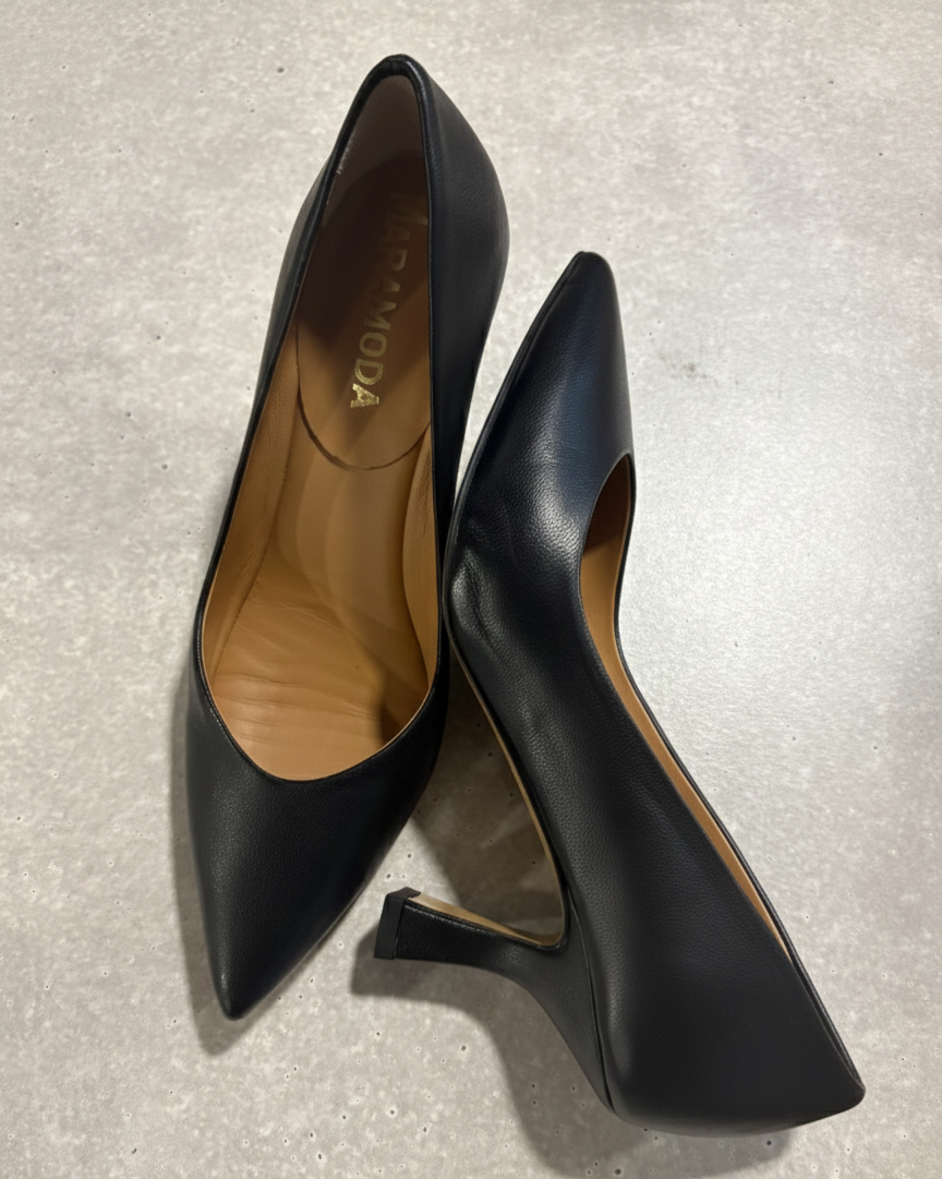 Décolleté Barbara nera in pelle o camoscio con scollo a V