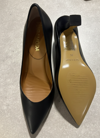 Décolleté Barbara nera in pelle o camoscio con scollo a V