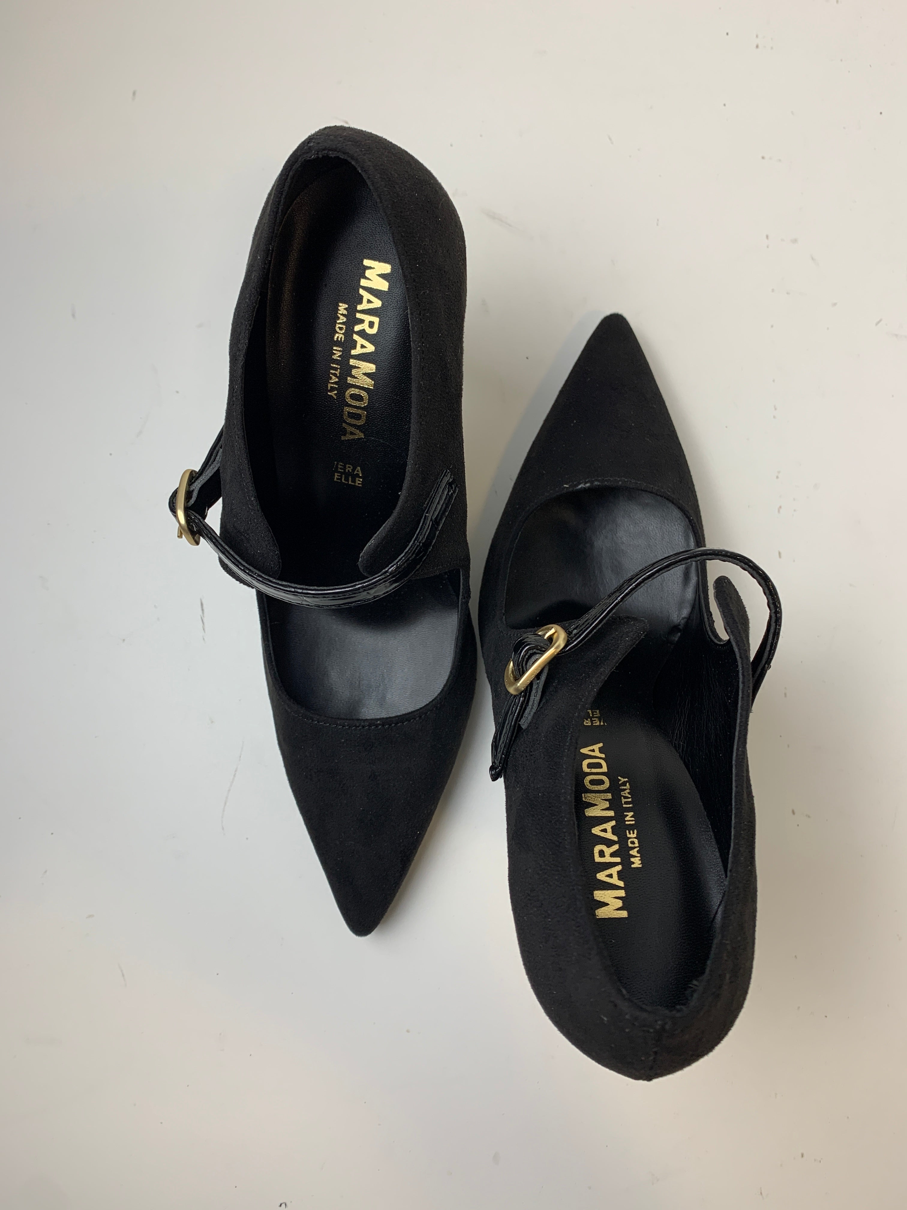 Décolleté Arianna in camoscio nero con cinturino