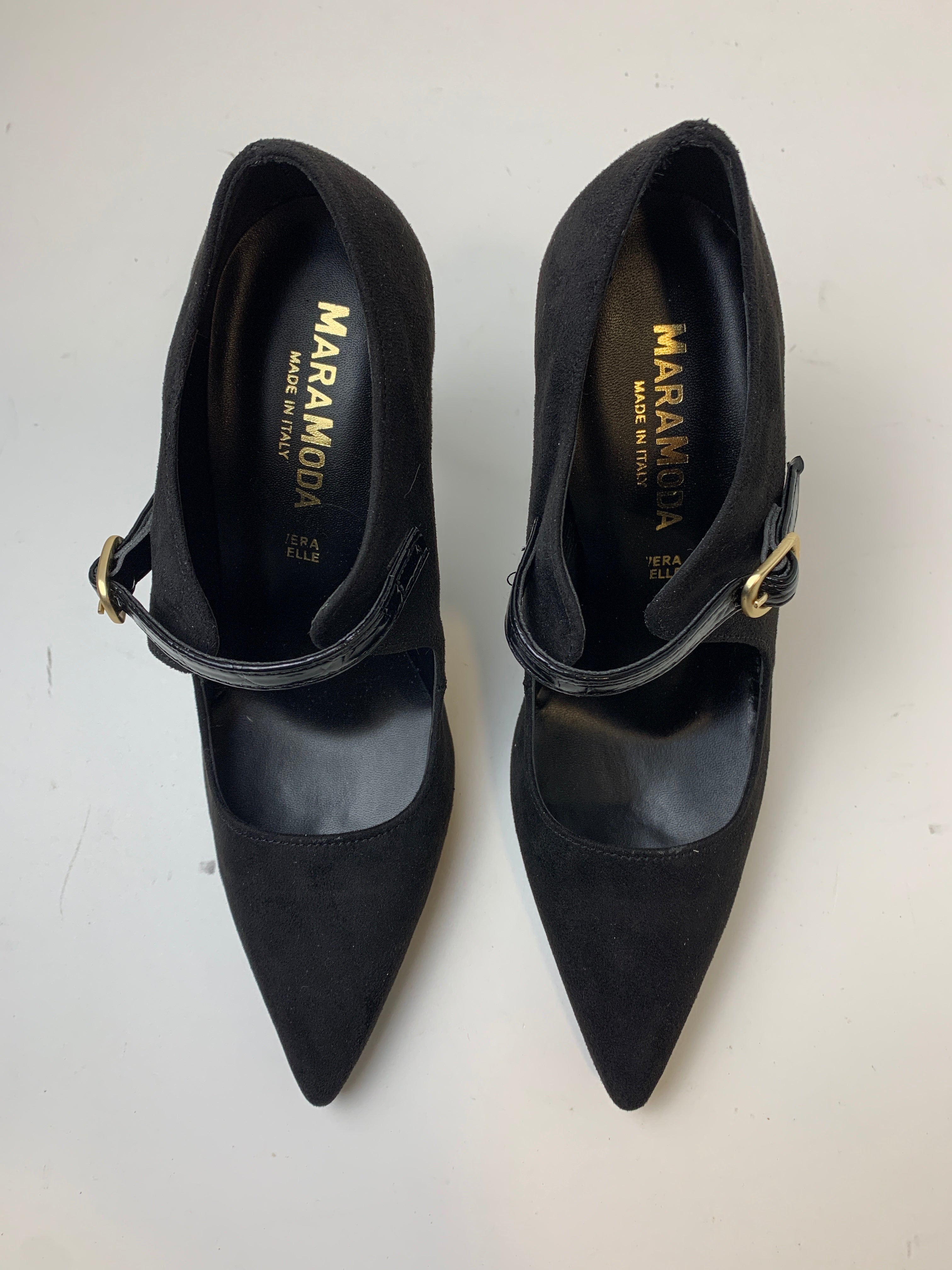Décolleté Arianna in camoscio nero con cinturino