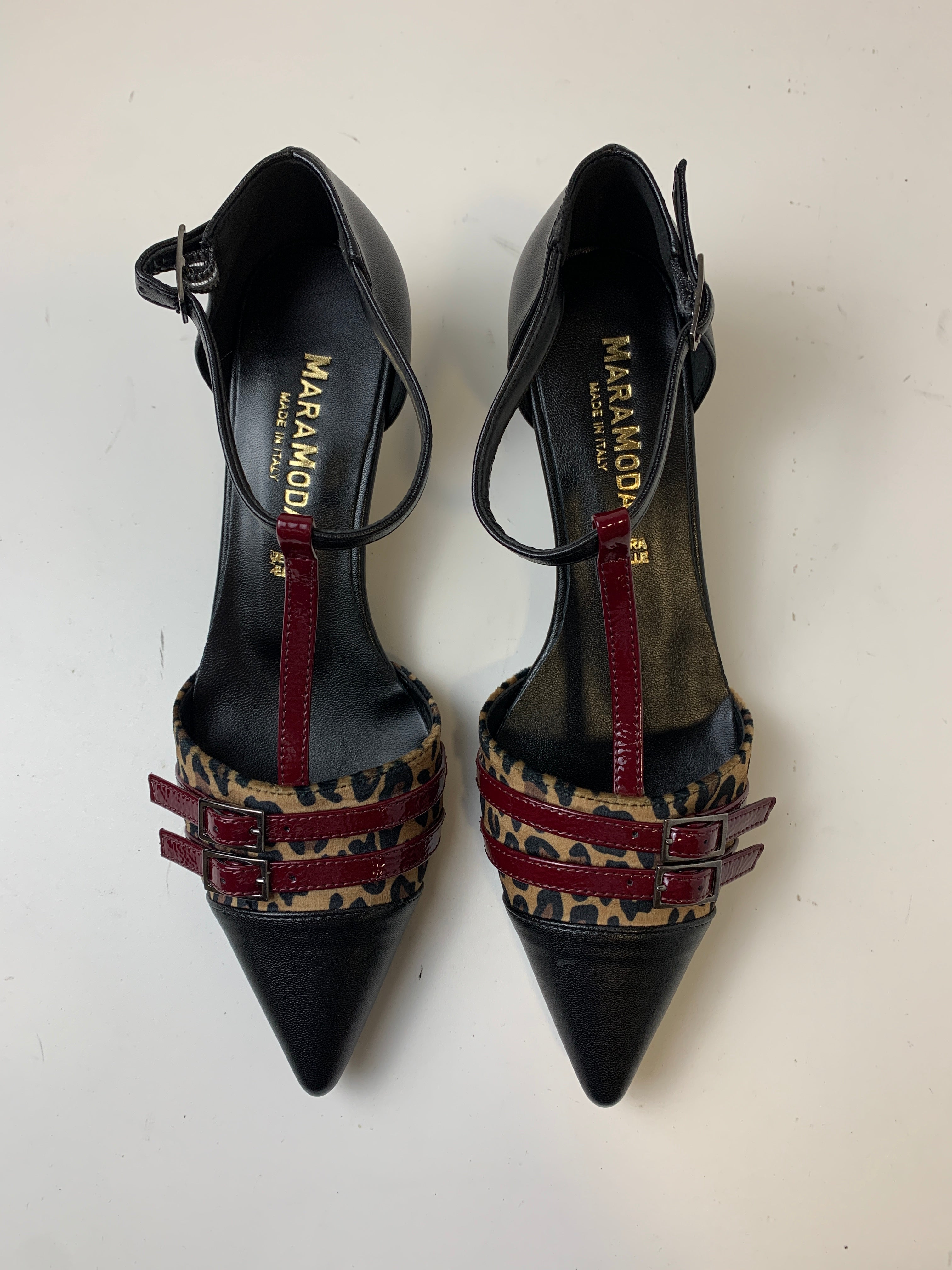 Décolleté Ilaria con cinturino a T e mix di materiali