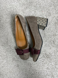 Décolleté effetto camoscio taupe con cinturino bordeaux