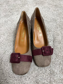 Décolleté effetto camoscio taupe con cinturino bordeaux