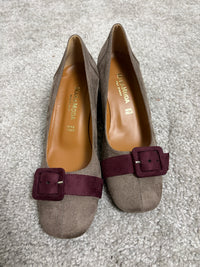 Décolleté effetto camoscio taupe con cinturino bordeaux