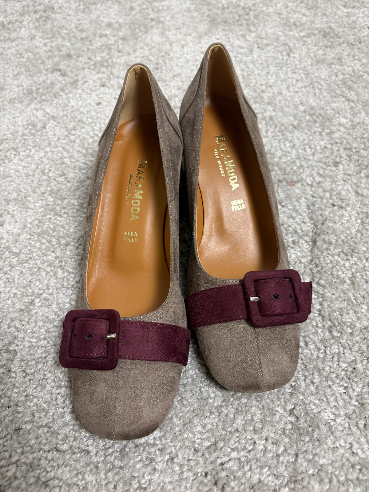 Décolleté effetto camoscio taupe con cinturino bordeaux