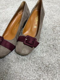 Décolleté effetto camoscio taupe con cinturino bordeaux