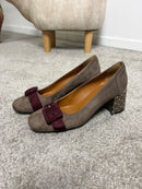 Décolleté effetto camoscio taupe con cinturino bordeaux