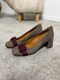 Décolleté effetto camoscio taupe con cinturino bordeaux