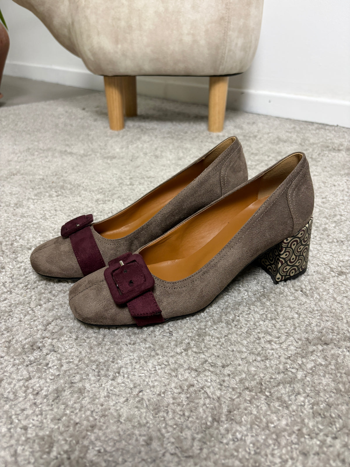 Décolleté effetto camoscio taupe con cinturino bordeaux