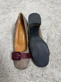 Décolleté effetto camoscio taupe con cinturino bordeaux