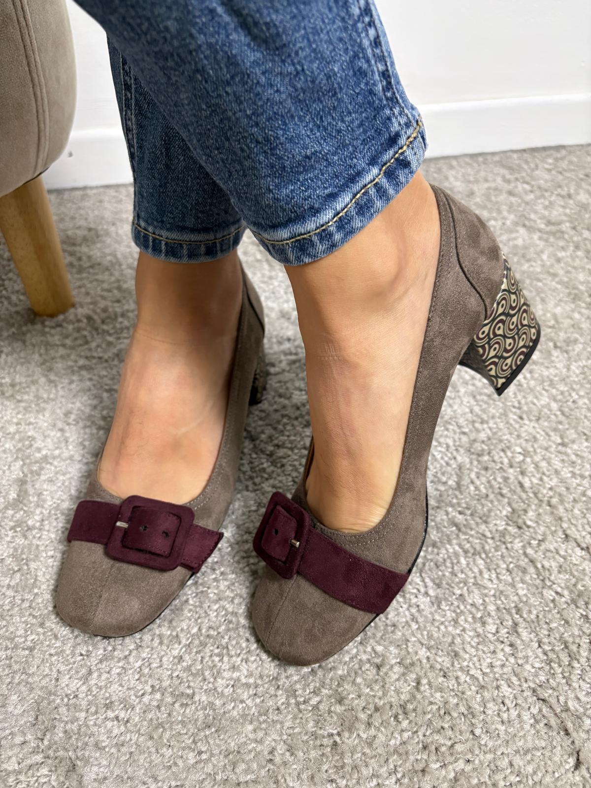 Décolleté effetto camoscio taupe con cinturino bordeaux
