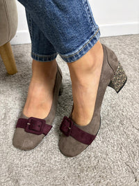 Décolleté effetto camoscio taupe con cinturino bordeaux