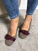 Décolleté effetto camoscio taupe con cinturino bordeaux