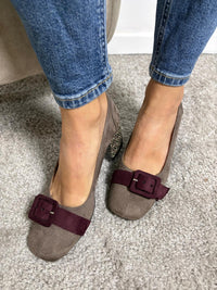 Décolleté effetto camoscio taupe con cinturino bordeaux