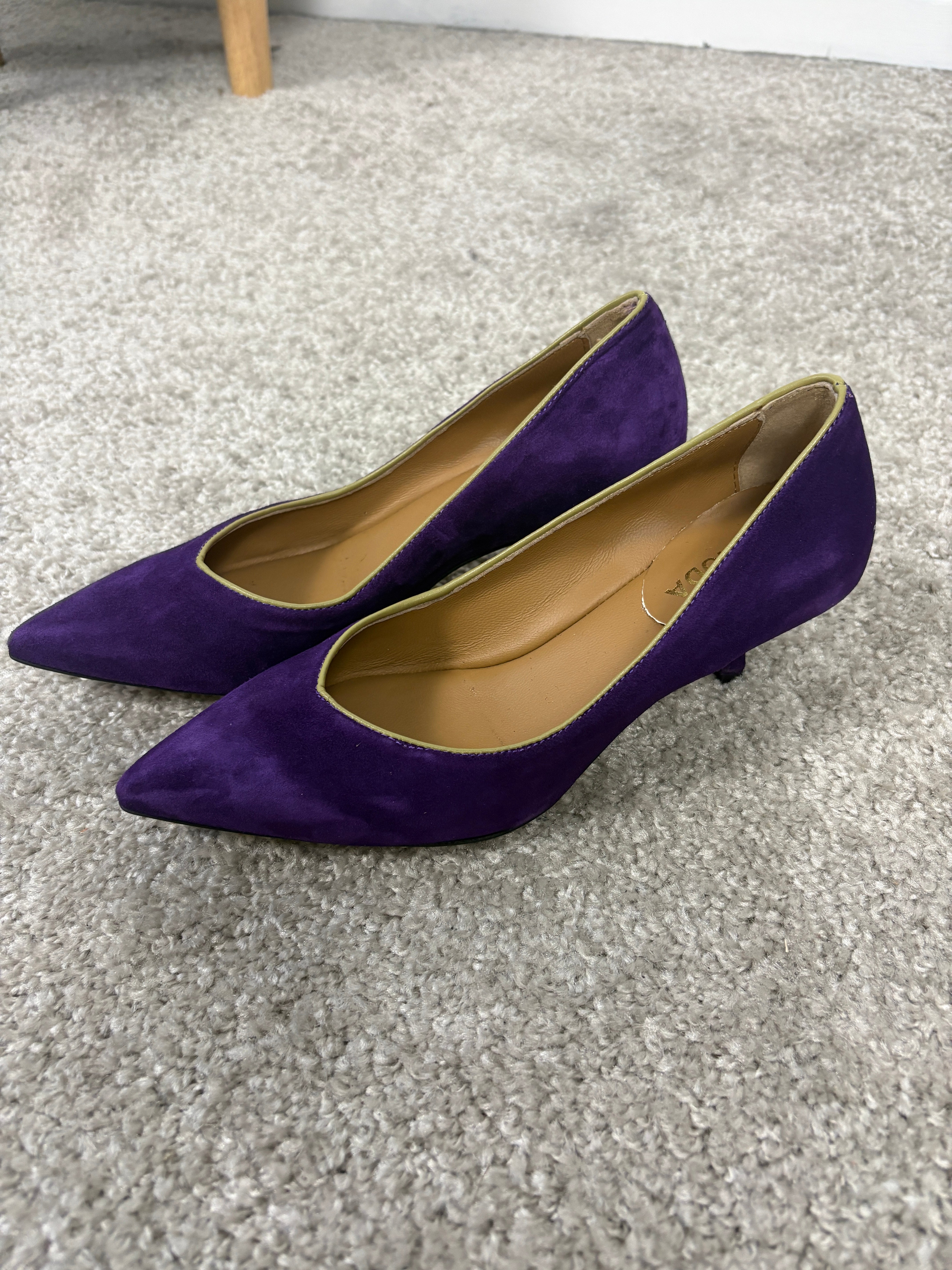 Décolleté Minnie in camoscio viola con profilo in nappa