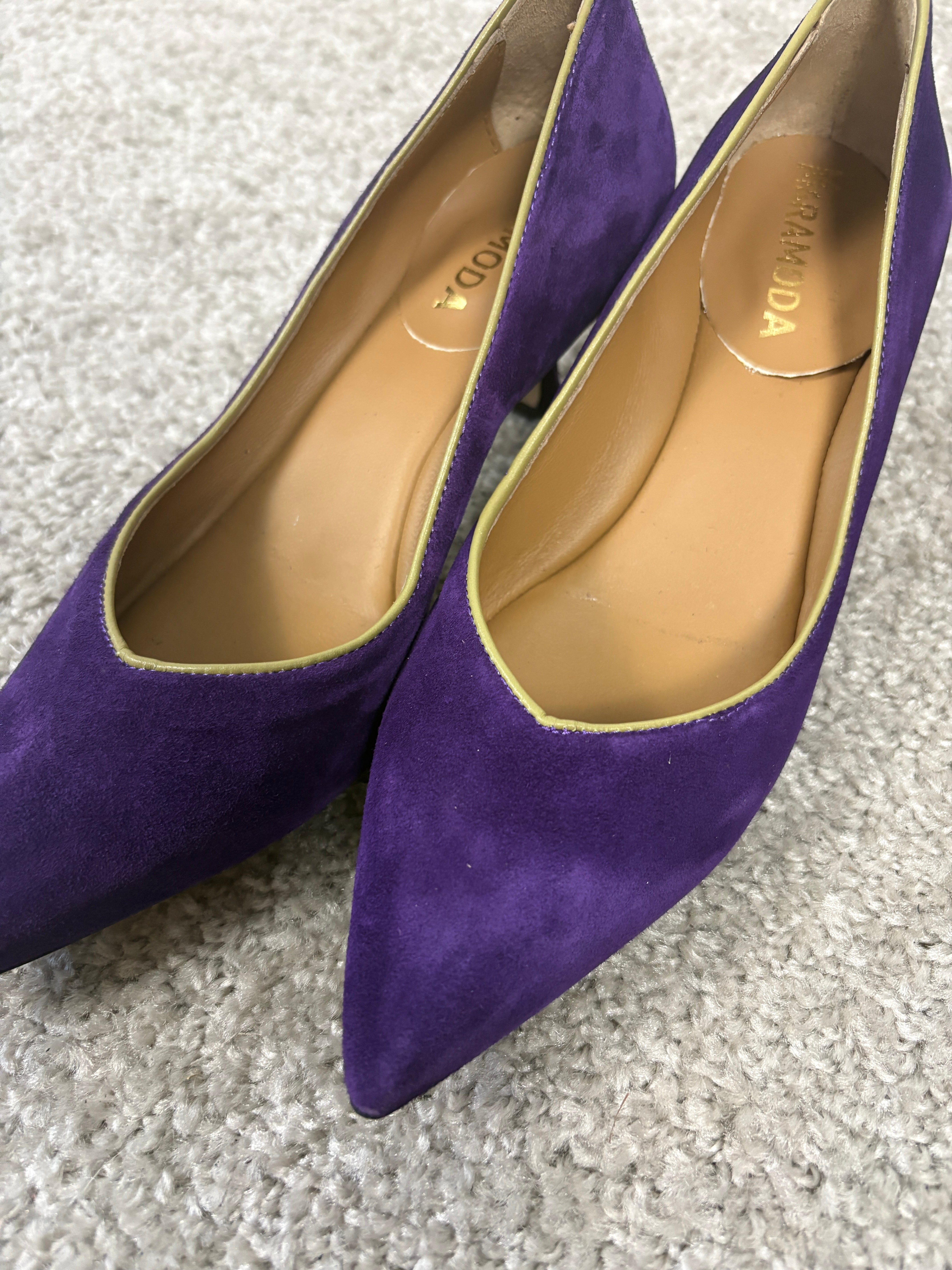 Décolleté Minnie in camoscio viola con profilo in nappa