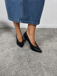 Décolleté Minnie in pelle nera con borchie