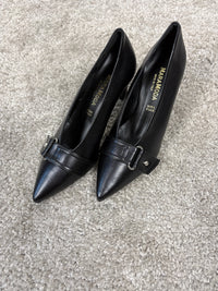 Décolleté nera con cinturino decorativo