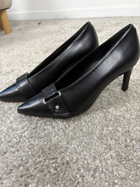 Décolleté nera con cinturino decorativo