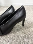 Décolleté nera con cinturino decorativo
