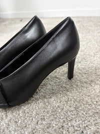 Décolleté nera con cinturino decorativo