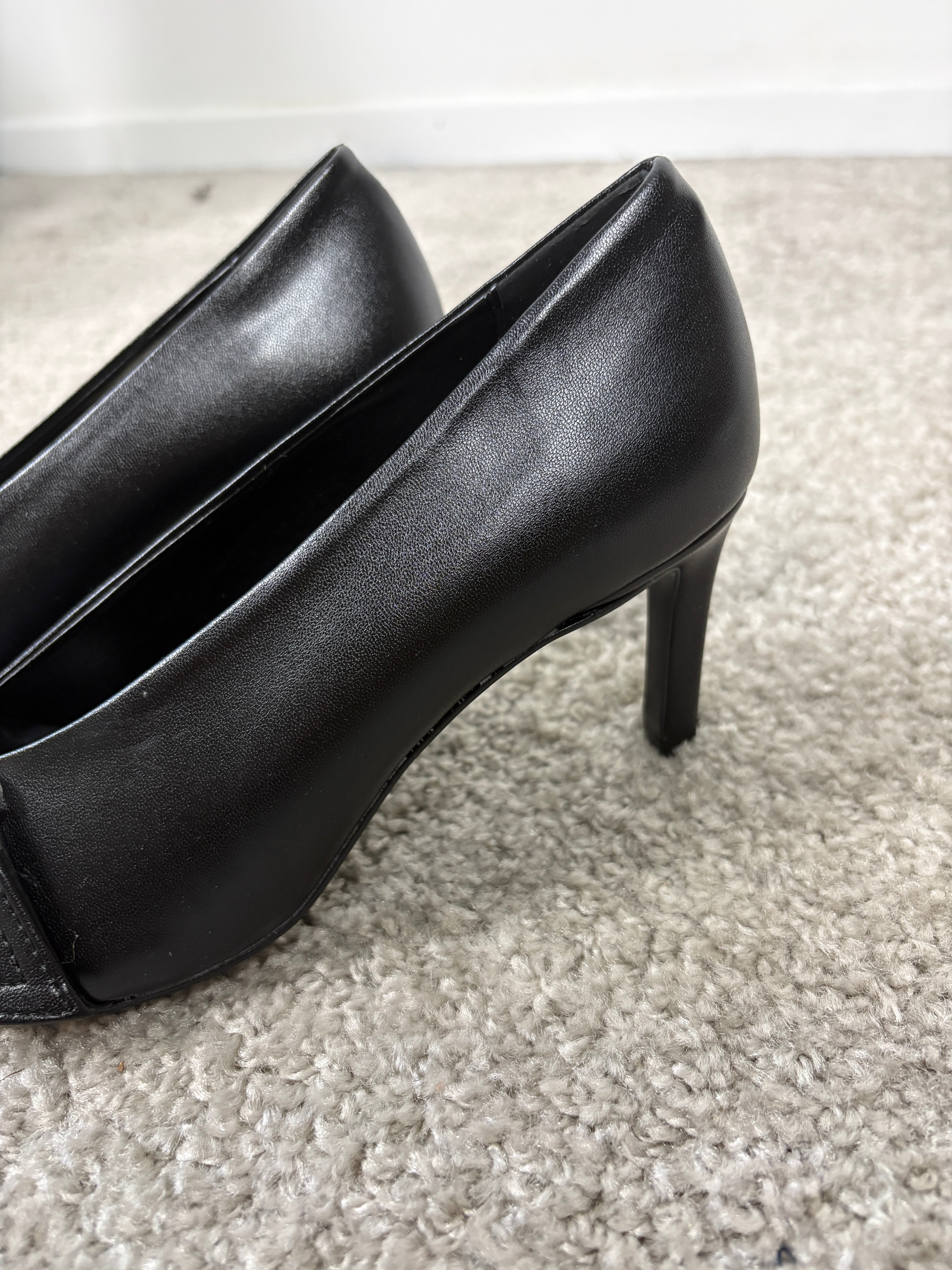 Décolleté nera con cinturino decorativo