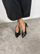Décolleté nera con cinturino decorativo