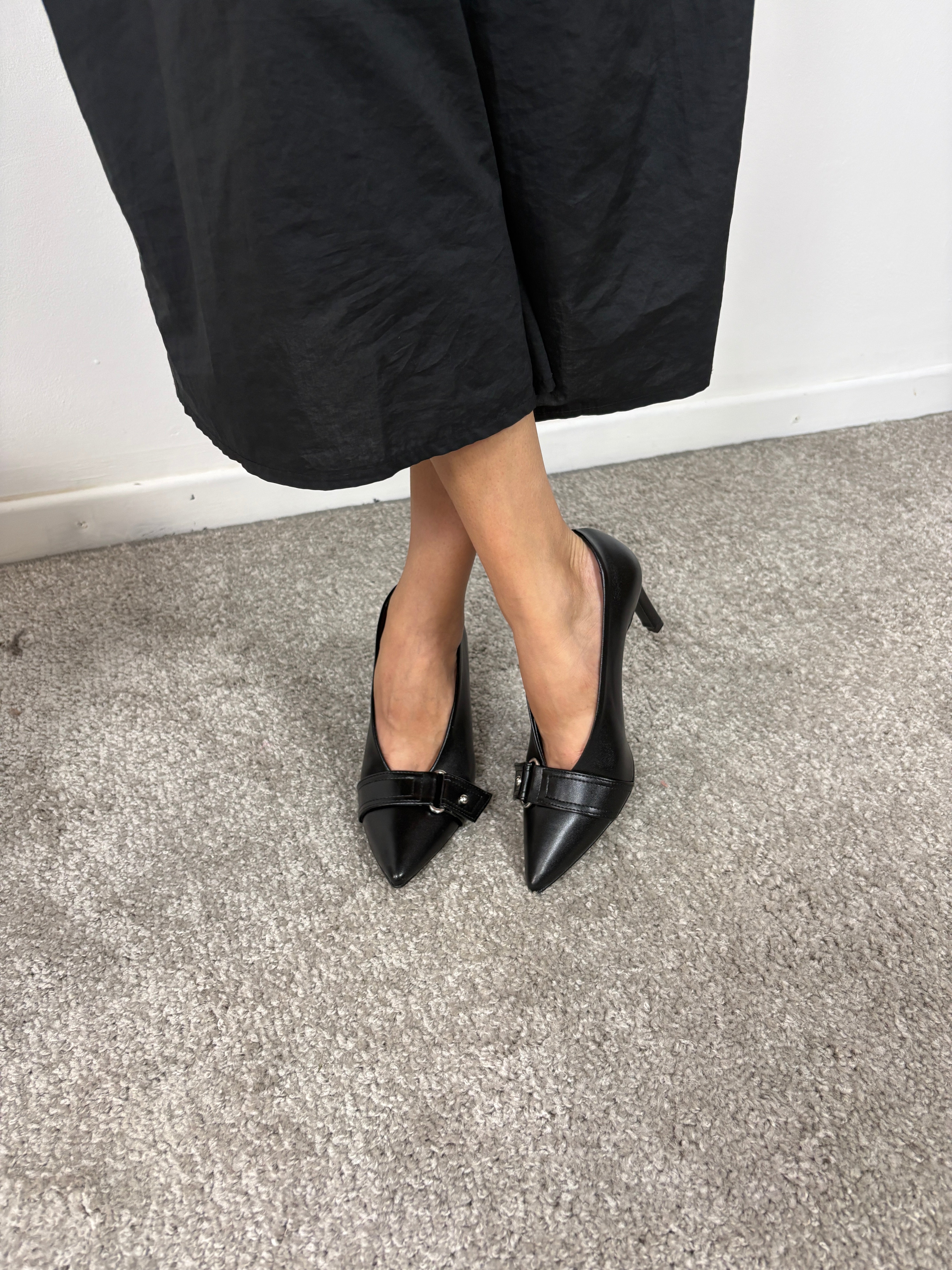Décolleté nera con cinturino decorativo