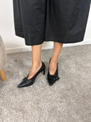 Décolleté nera con cinturino decorativo