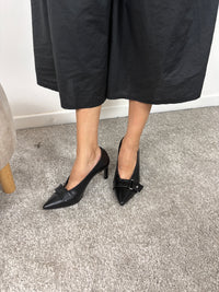 Décolleté nera con cinturino decorativo