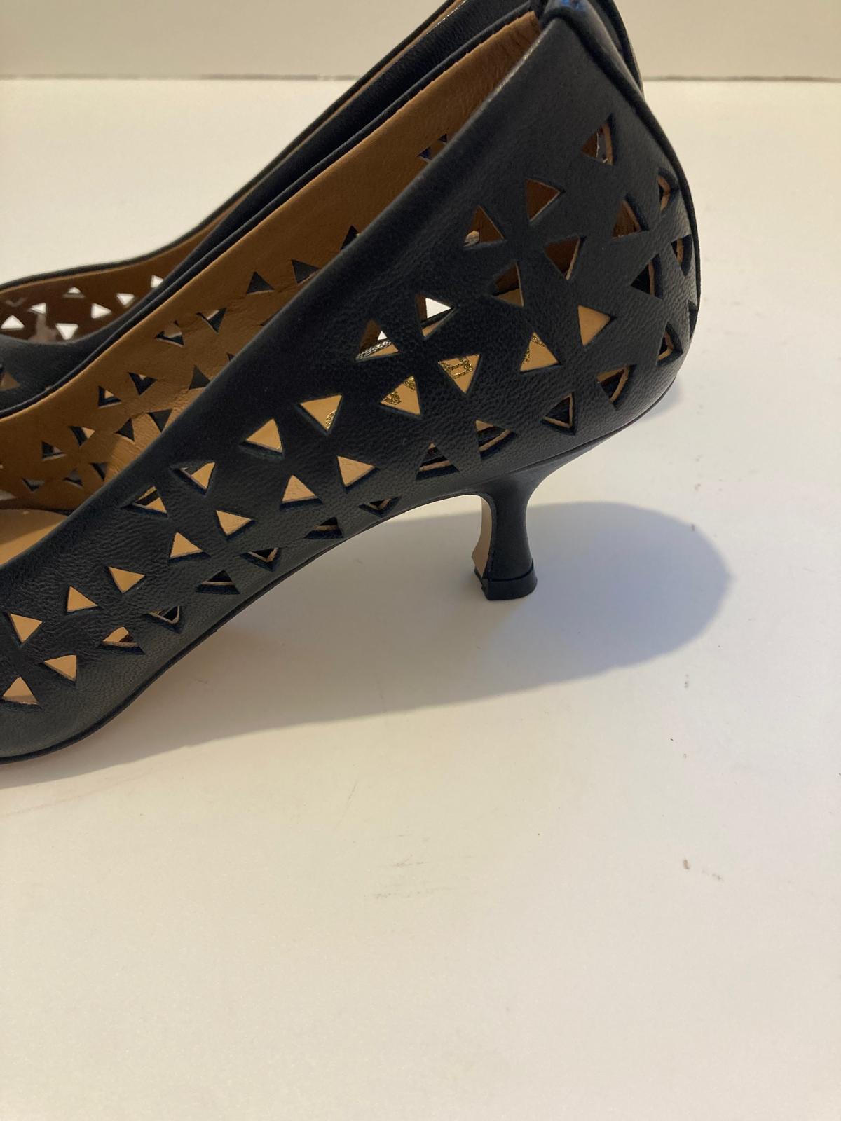 Décolleté nera laserata in nappa con scollo a V