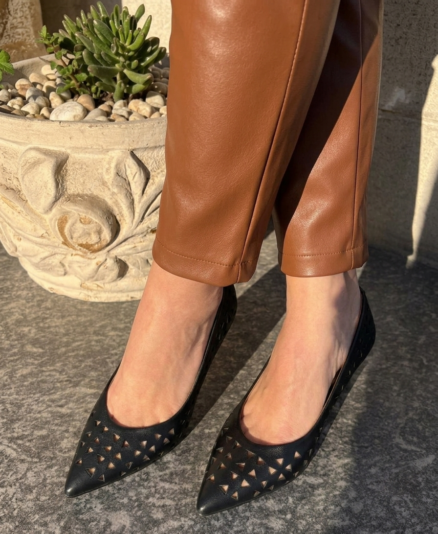 Décolleté nera laserata in nappa con scollo a V