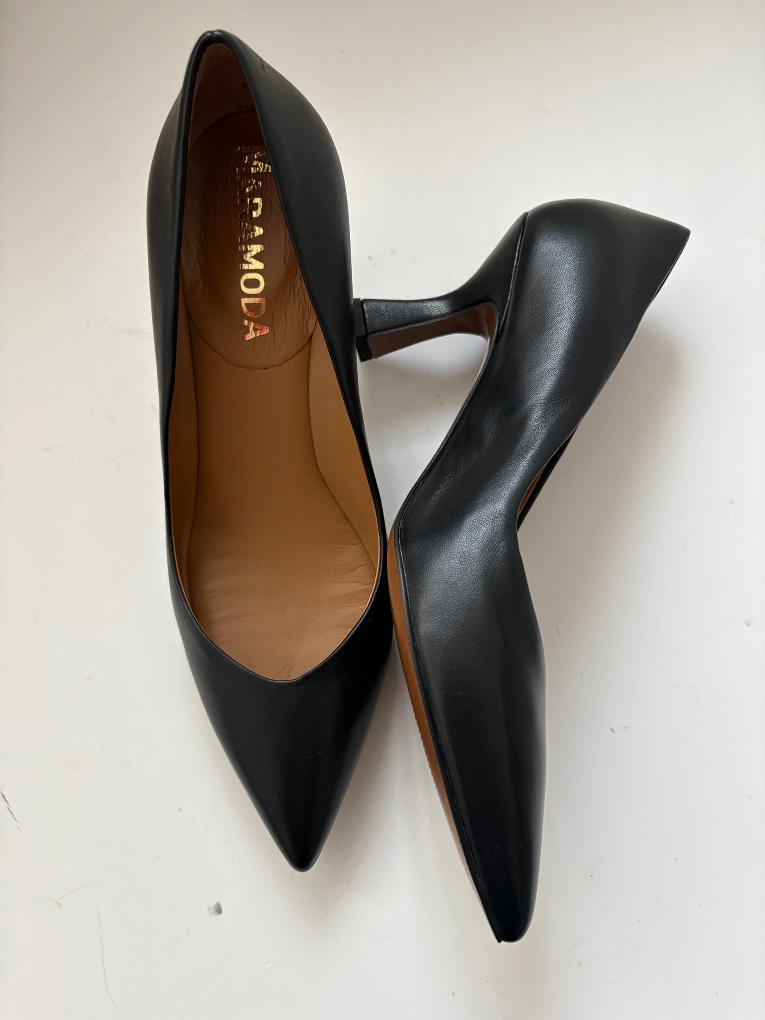 Décolleté nera in pelle con tacco 7 cm